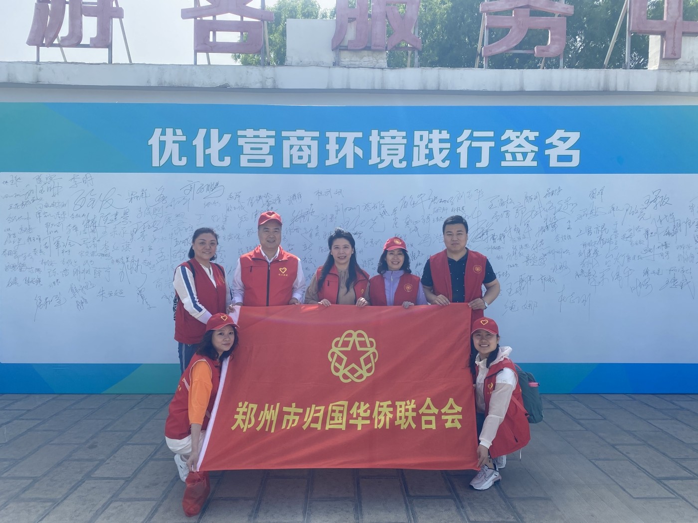 签名合影.jpg 签名合影.jpg