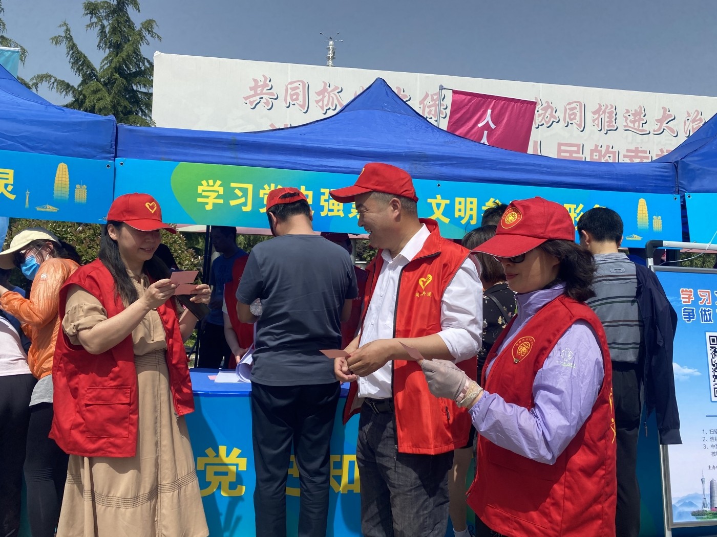 竞答现场.jpg 竞答现场.jpg