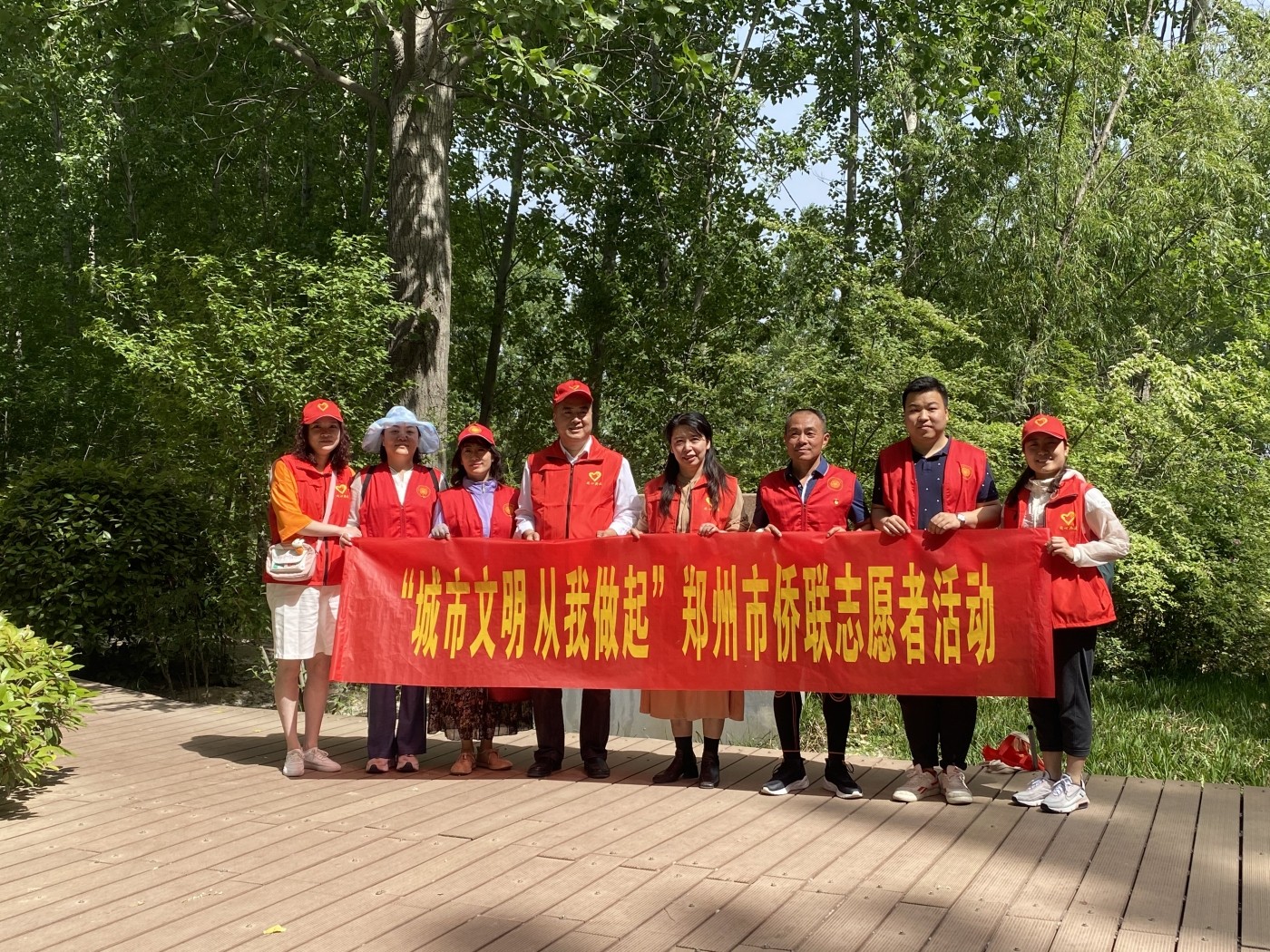 志愿活动合影.jpg 志愿活动合影.jpg