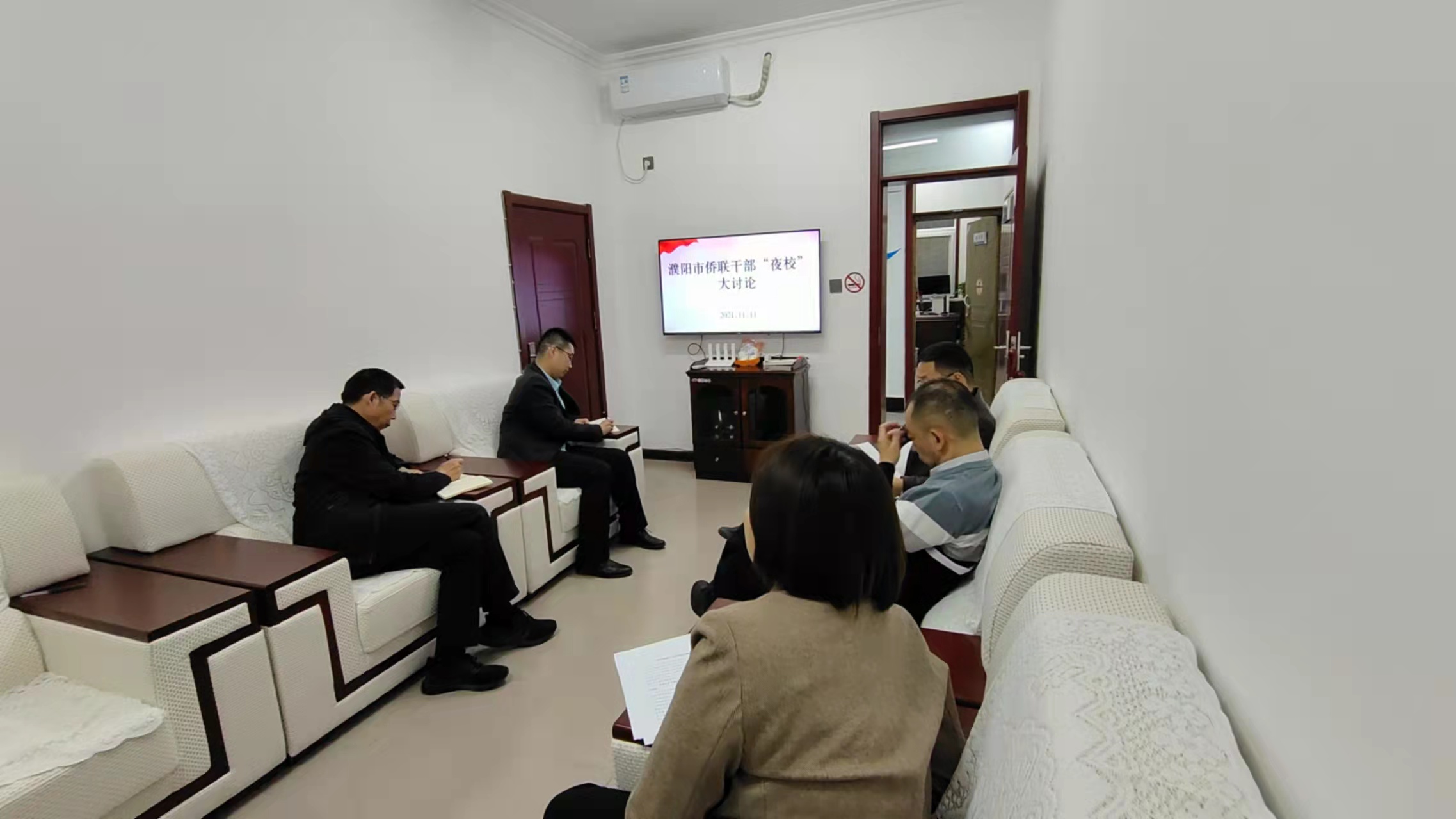 市侨联夜校大讨论.jpg 市侨联夜校大讨论.jpg